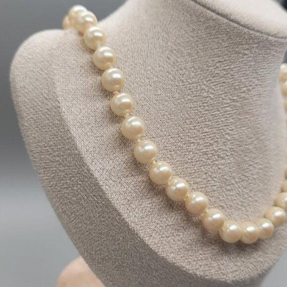AVON Vintage Faux Pearl Necklace - Picture 2 of 4